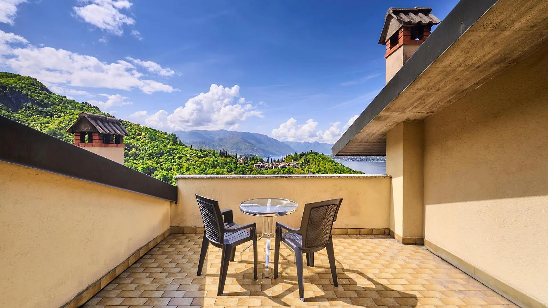 Private Terrace With Lake View Near Varenna Перледо